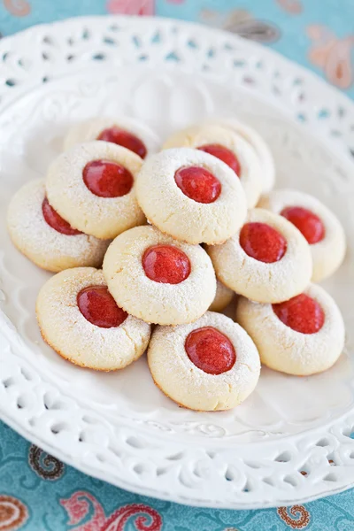 Biscotti di mandorle fatti in casa pieni di marmellata — Foto Stock