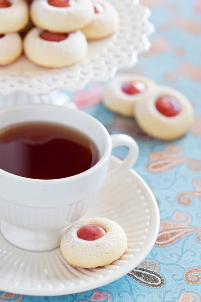 Ceașcă de ceai fierbinte și prăjituri de migdale de casă — Fotografie, imagine de stoc