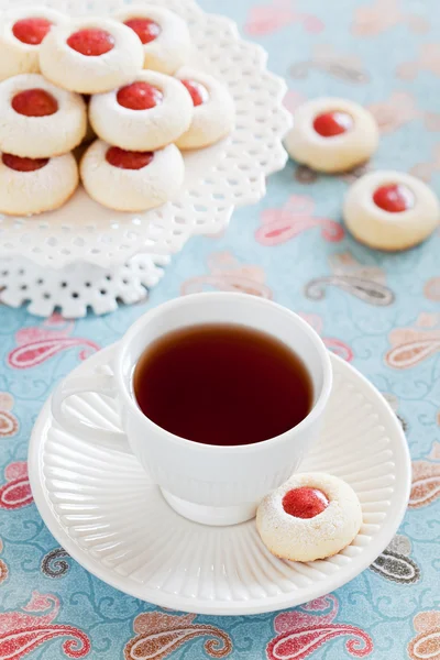 Tazza di tè caldo e biscotti di mandorle fatti in casa — Foto Stock