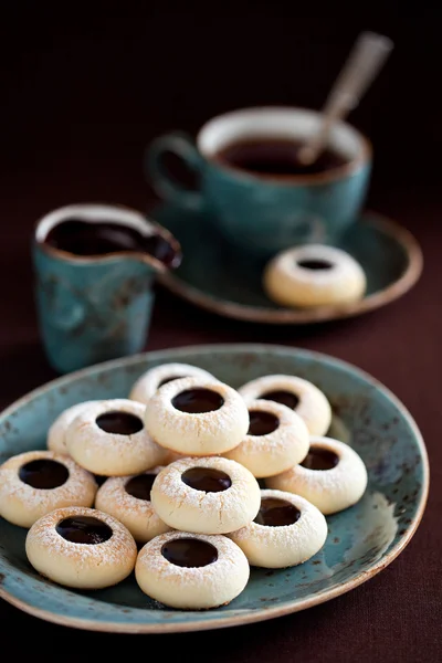 Zelfgemaakte amandel cookies met chocolade, selectieve focus — Stockfoto