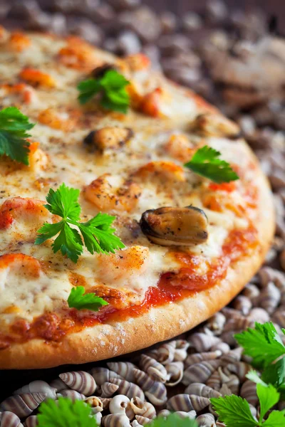 Pizzę z owocami morza i pikantnym sosem — Zdjęcie stockowe