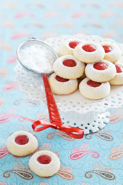 Biscotti di mandorle fatti in casa pieni di marmellata — Foto Stock