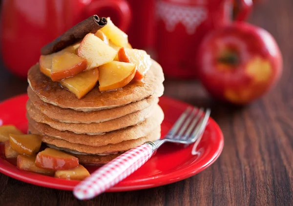 Pancakes with cinnamon and caramelized apples — Stock Photo, Image