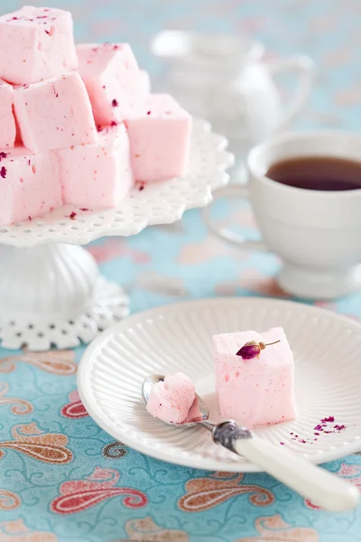 Hausgemachte Vanille- und Rosenwasser-Marshmallows, selektiver Fokus — Stockfoto