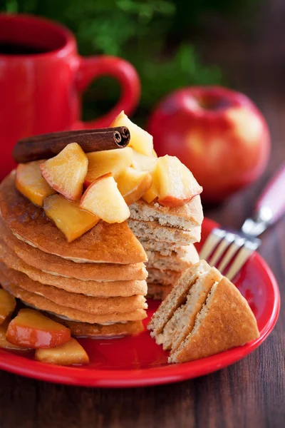 Pannenkoeken met kaneel en gekarameliseerde appelen — Stockfoto