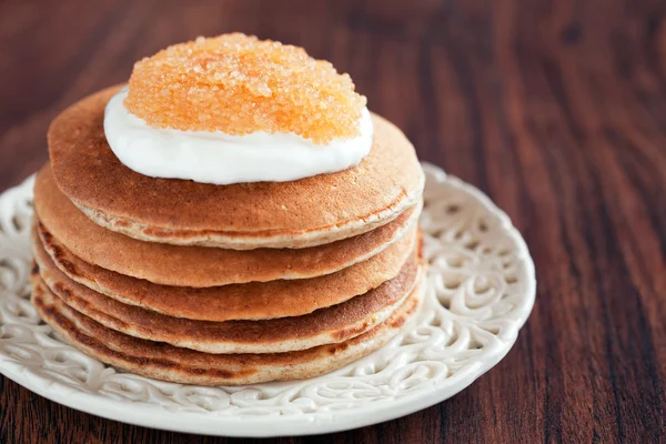 Buttermilk oat bran pancakes with pike caviar — Stock Photo, Image