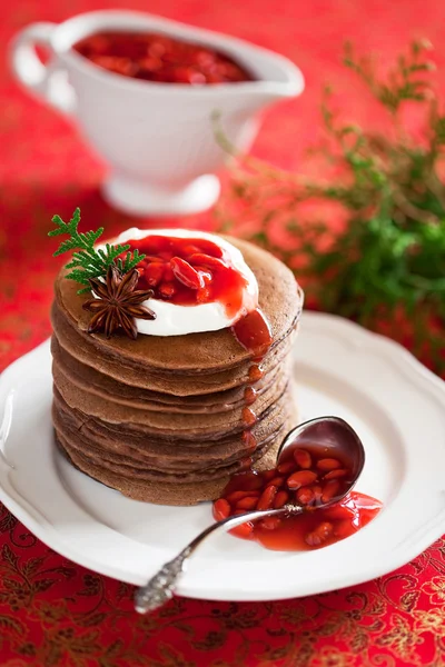 Schokoladen-Pfannkuchen mit Goji-Beeren-Sauce — Stockfoto