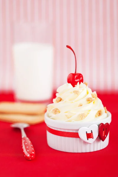 Crème fouettée, biscuits et dessert au chocolat blanc — Photo