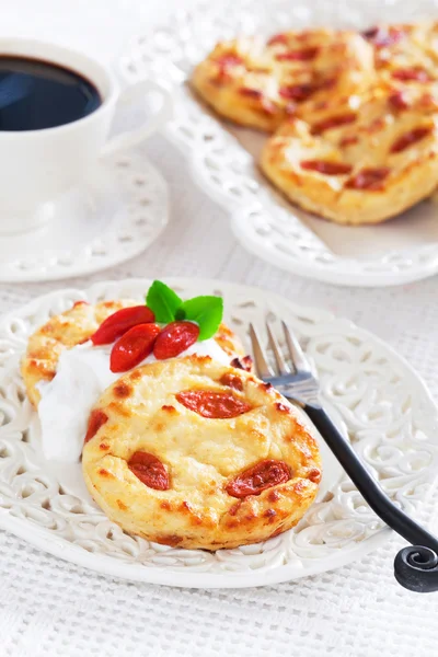 Cottage cheese pancakes with goji berries — Stock Photo, Image