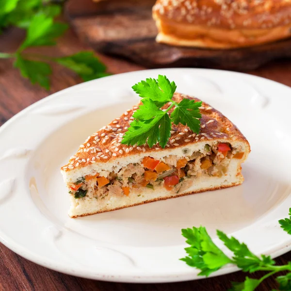 Slice of pie with chicken and vegetables — Stock Photo, Image