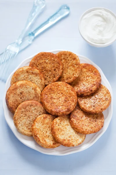 Mini-Pfannkuchen und saure Sahne — Stockfoto