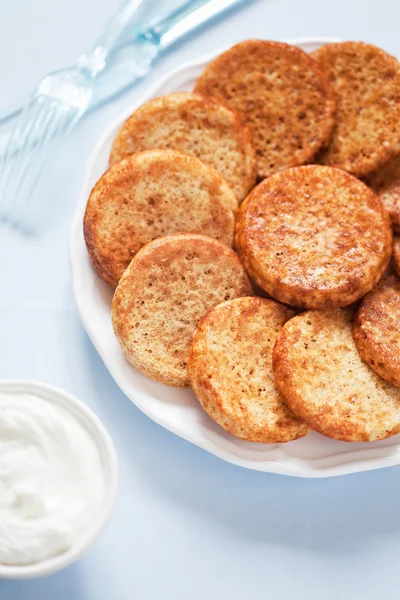 Mini-Pfannkuchen und saure Sahne — Stockfoto