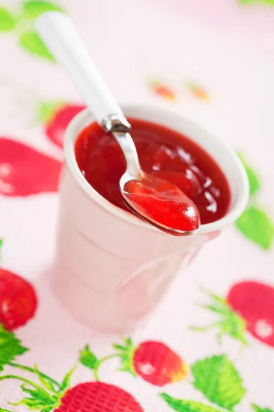 Strawberry jam in keramische cup — Stockfoto