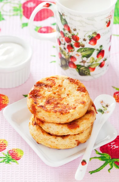 Cottage cheese pancakes with goji berries — Stock Photo, Image