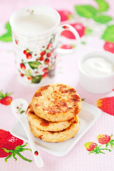 Cottage cheese pancakes with goji berries — Stock Photo, Image