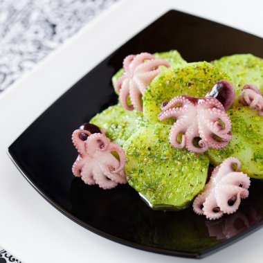 Yeşil soslu ahtapot ve patates salatası