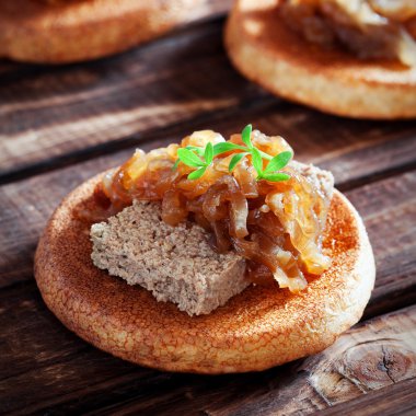 kanepeler ile karaciğer ezme ve soğan confit
