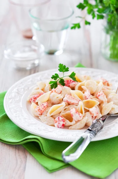 Pasta in salsa di panna con gamberi — Foto Stock