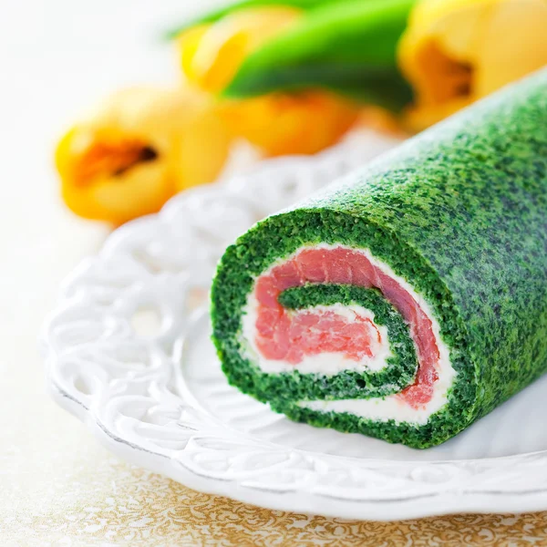 Spinach roll with smoked salmon and cream cheese — Stock Photo, Image