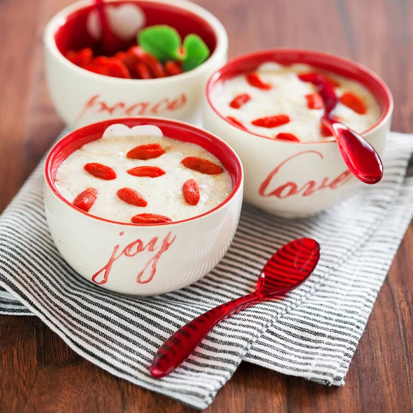 Porridge di farina d'avena con vaniglia, bacche di goji — Foto Stock