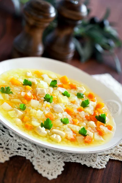 Суп з куркою, рисом та овочами — стокове фото