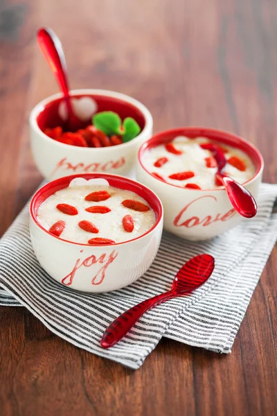 Porridge di farina d'avena con vaniglia, bacche di goji — Foto Stock