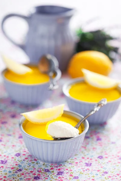 Cream cheese dessert with lavender and lemon jelly — Stock Photo, Image