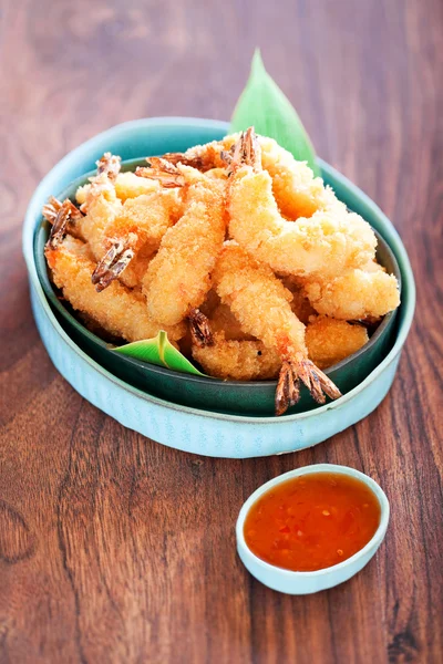 Räkor tempura med kryddig chilisås — Stockfoto