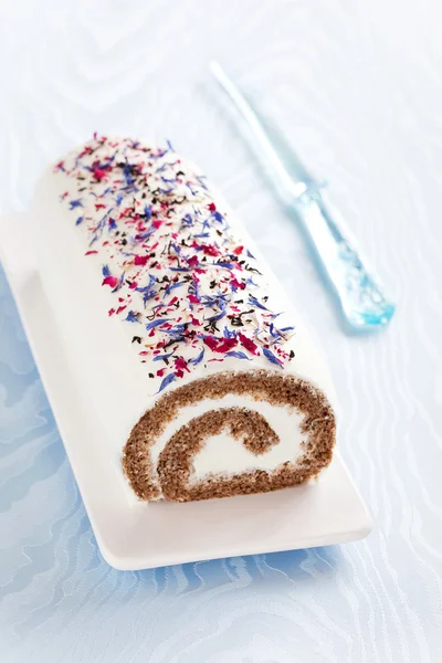 Rollkuchen mit schwarzem Tee, Gewürzen und getrockneten Blütenblättern — Stockfoto