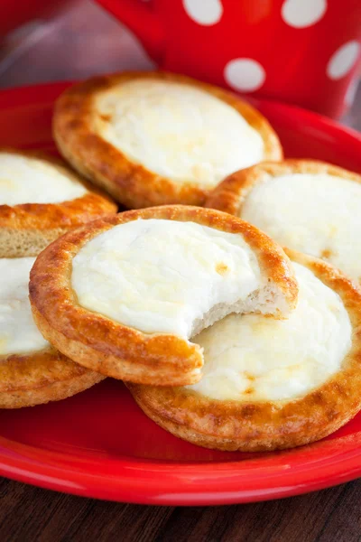 Open mini pies with cottage cheese — Stock Photo, Image