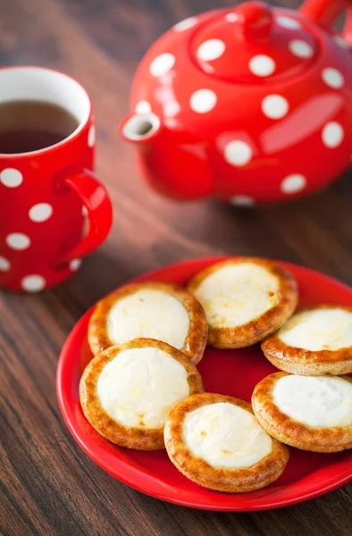 Open mini pies with cottage cheese — Stock Photo, Image