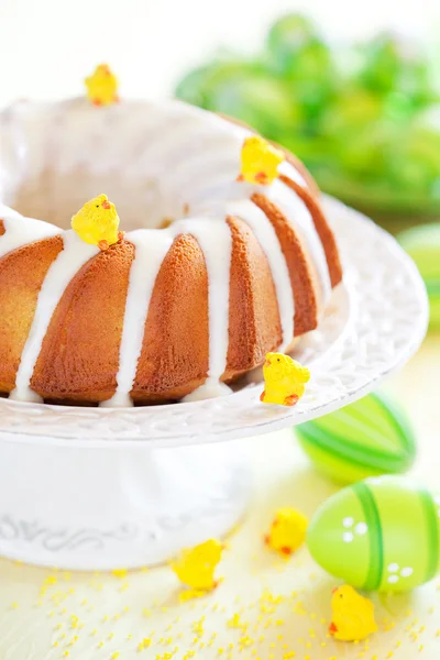 Пасхальный ванильный торт с лимонной глазурью — стоковое фото