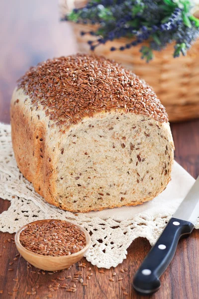 Bread with flax seeds and rye bran — Stock Photo, Image