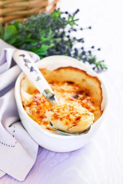 Huevos cocidos al horno con salsa y queso —  Fotos de Stock