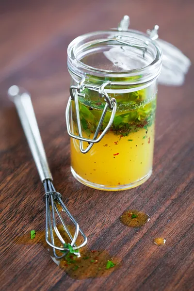 Condimento per insalata con olio d'oliva — Foto Stock