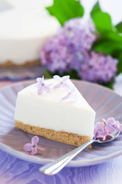 Gâteau à la crème au yaourt avec lilas — Photo