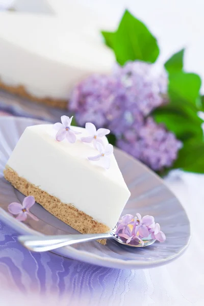 Gâteau à la crème au yaourt avec lilas — Photo