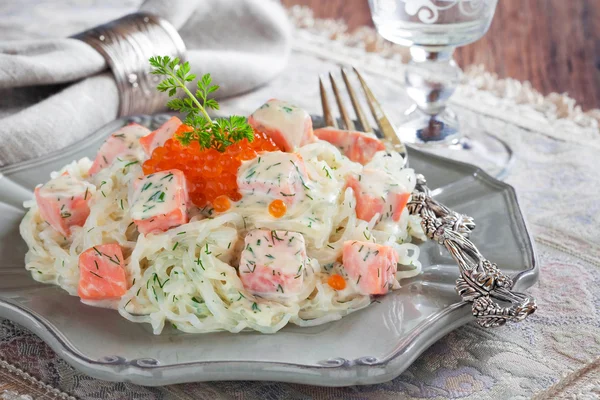 Shirataki noodles with smoked salmon — Stock Photo, Image