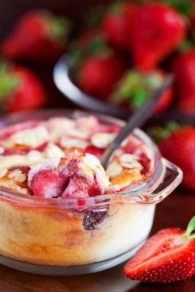 Clafoutis with strawberries and almonds — Stock Photo, Image