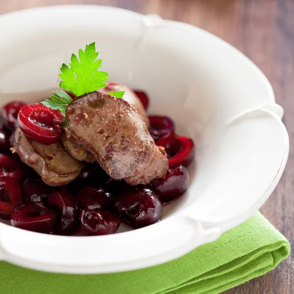 Hígado de pollo frito con salsa de cereza — Foto de Stock