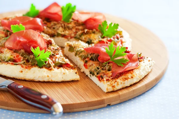 Pizza de frango e legumes picados — Fotografia de Stock