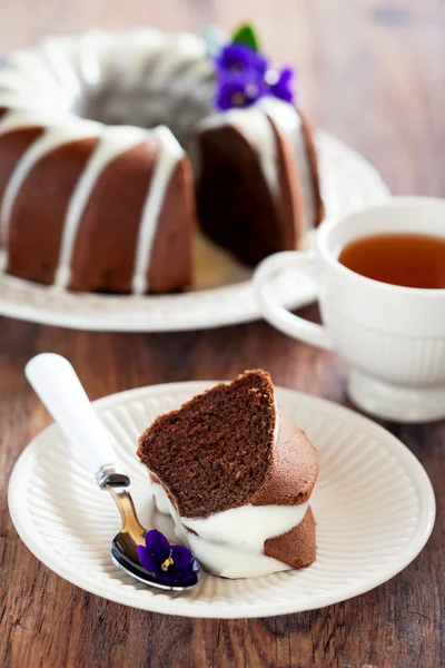 Čokoládové Péřovej koláč s polevou — Stock fotografie