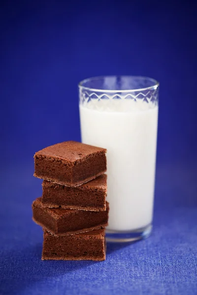 Czekolada brownie i szklankę mleka — Zdjęcie stockowe