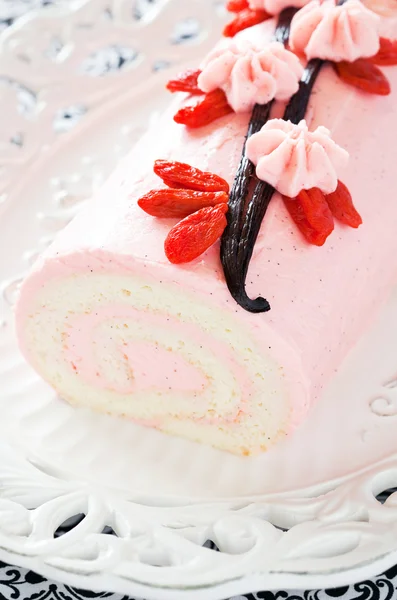 Gâteau roulé à la crème aux fraises — Photo