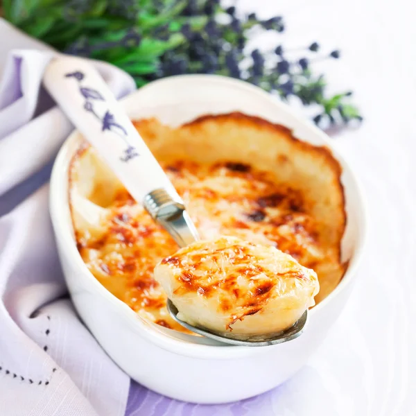 Ovos cozidos assados com molho e queijo — Fotografia de Stock