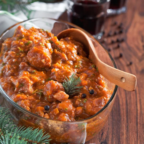 Colas de buey estofadas con zanahorias, apio y tomate —  Fotos de Stock