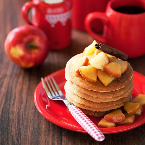 Pannenkoeken met kaneel en gekarameliseerde appelen — Stockfoto