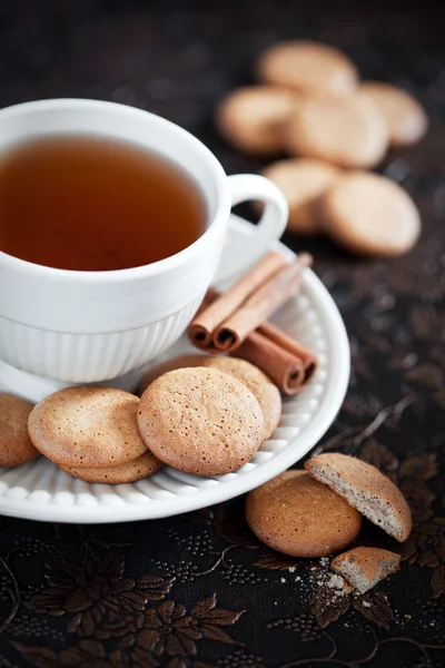 Biscoitos com canela e uma xícara de chá — Fotografia de Stock