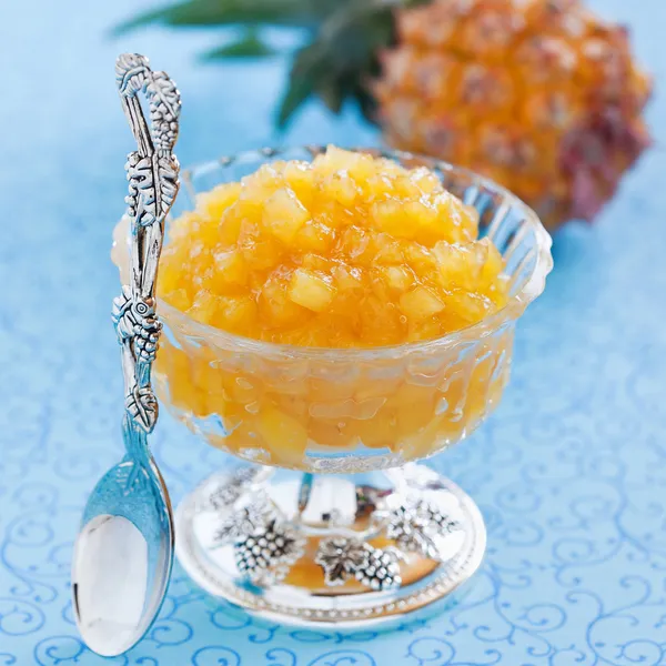 Pineapple jam and fresh pineapple — Stock Photo, Image