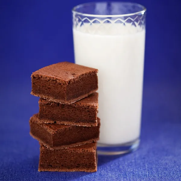 Czekolada brownie i szklankę mleka — Zdjęcie stockowe